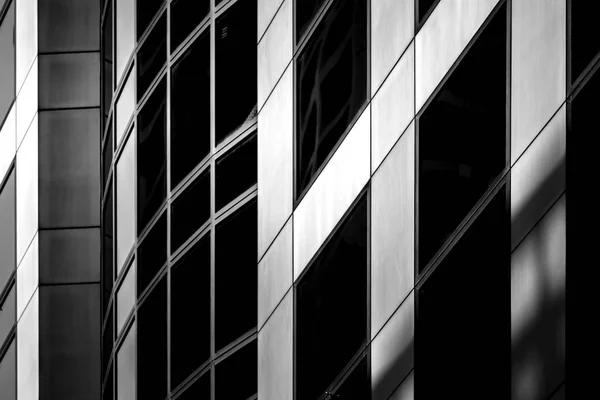 Kereskedelmi épület Close Up, fekete-fehér — Stock Fotó