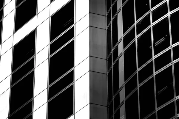 Edifício comercial Close Up em preto e branco — Fotografia de Stock