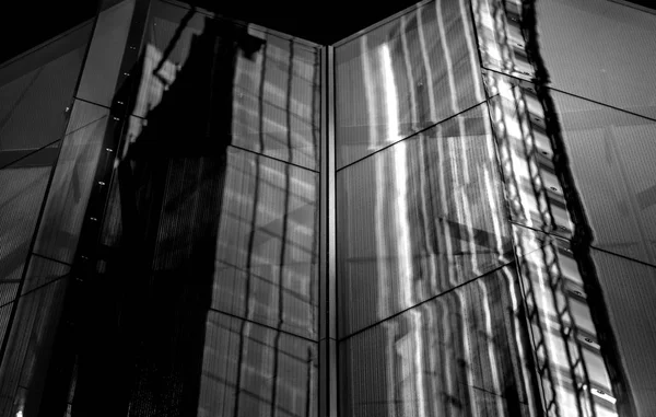 黑色和白色的商业建筑 — 图库照片