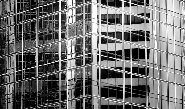 Edifício comercial Close Up em preto e branco — Fotografia de Stock