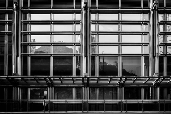 Коммерческое здание крупным планом в черном и белом — стоковое фото