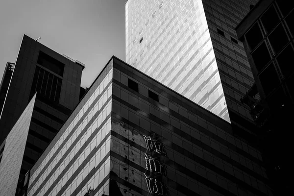 Commercial Building Close Up i svart och vitt — Stockfoto