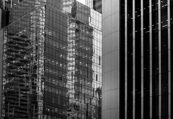 Edifício comercial Close Up em preto e branco — Fotografia de Stock