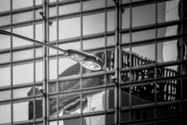 Edificio comercial de cerca en blanco y negro — Foto de Stock