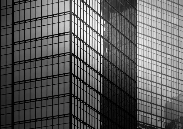 Edificio comercial de cerca en blanco y negro — Foto de Stock