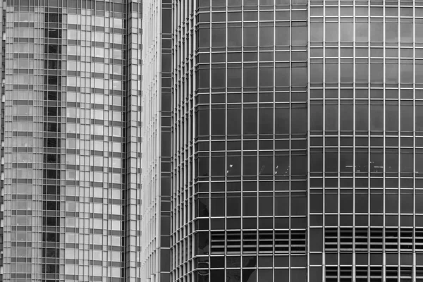 Edificio comercial de cerca en blanco y negro — Foto de Stock