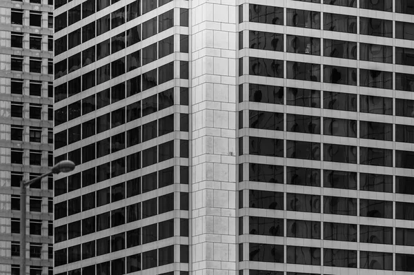 Edifício comercial Close Up em preto e branco — Fotografia de Stock