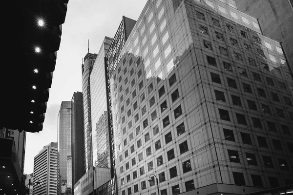 Edifícios de escritórios modernos em Hong Kong, cor preta e branca — Fotografia de Stock