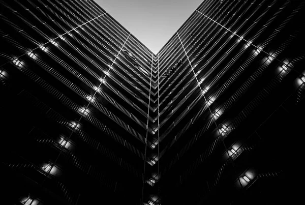 Edifício comercial Close Up em preto e branco — Fotografia de Stock