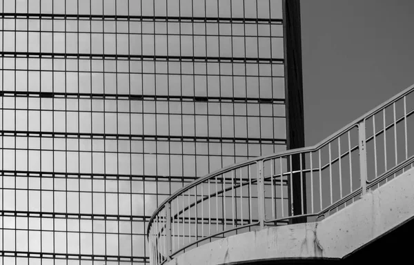 Edifício comercial Close Up em preto e branco — Fotografia de Stock