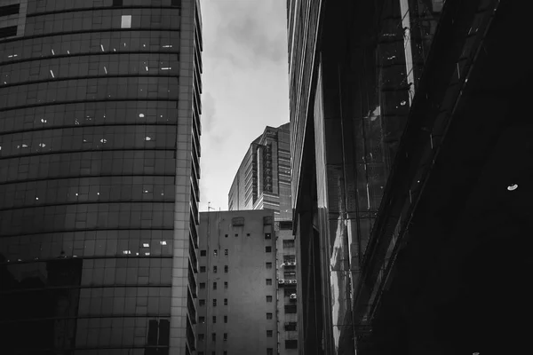 홍콩, 흑백 색깔에에서 현대 사무실 건물 — 스톡 사진