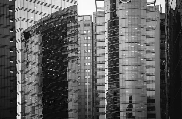 Современные офисные здания в Гонконге, черный и белый цвет — стоковое фото