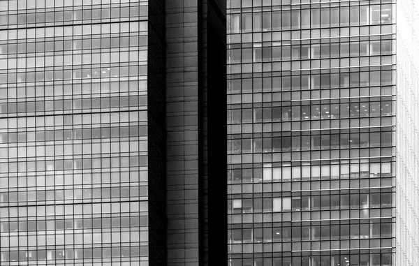 Edificio comercial de cerca en blanco y negro — Foto de Stock