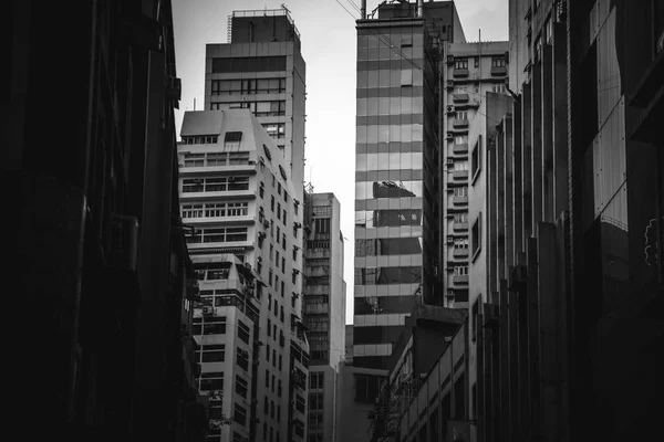 Edifici per uffici moderni a Hong Kong, colore bianco e nero — Foto Stock