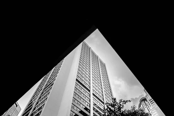 Коммерческое здание крупным планом в черном и белом — стоковое фото