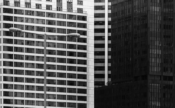 Edifício comercial Close Up em preto e branco — Fotografia de Stock