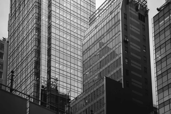 Edifícios de escritórios modernos em Hong Kong, cor preta e branca — Fotografia de Stock