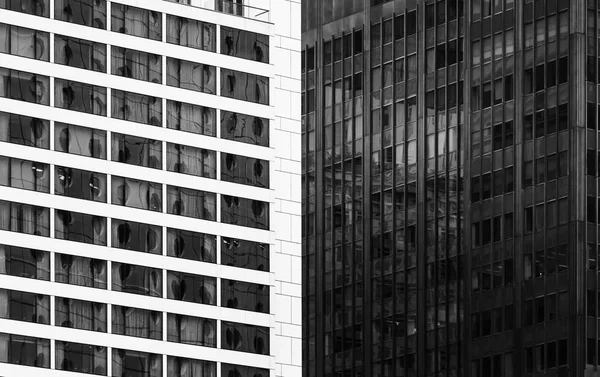 Edificio commerciale Close Up in bianco e nero — Foto Stock