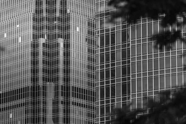 黑色和白色的商业建筑 — 图库照片