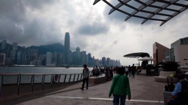 Hong Kong, Çin, 22 Mart 2019: yavaş hareket, Avenue yıldız turist ziyaret. Yıldız Avenue Hong Kong Victoria Limanı bulunmaktadır. Ve 2019 yılında yeniden aç