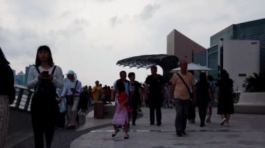 Hong Kong, Çin, 22 Mart 2019: yavaş hareket, Avenue yıldız turist ziyaret. Yıldız Avenue Hong Kong Victoria Limanı bulunmaktadır. Ve 2019 yılında yeniden aç