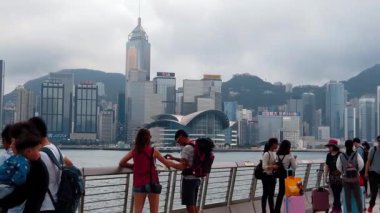 Hong Kong, Çin, 22 Mart 2019: yavaş hareket, Avenue yıldız turist ziyaret. Yıldız Avenue Hong Kong Victoria Limanı bulunmaktadır. Ve 2019 yılında yeniden aç