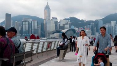 Hong Kong, Çin, 22 Mart 2019: yavaş hareket, Avenue yıldız turist ziyaret. Yıldız Avenue Hong Kong Victoria Limanı bulunmaktadır. Ve 2019 yılında yeniden aç