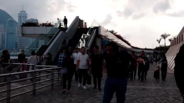 Hong Kong, Çin, 22 Mart 2019: yavaş hareket, Avenue yıldız turist ziyaret. Yıldız Avenue Hong Kong Victoria Limanı bulunmaktadır. Ve 2019 yılında yeniden aç