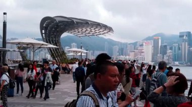 Hong Kong, Çin, 22 Mart 2019: yavaş hareket, Avenue yıldız turist ziyaret. Yıldız Avenue Hong Kong Victoria Limanı bulunmaktadır. Ve 2019 yılında yeniden aç