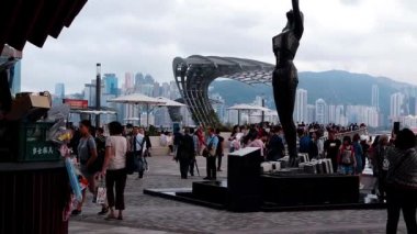 Hong Kong, Çin, 22 Mart 2019: yavaş hareket, Avenue yıldız turist ziyaret. Yıldız Avenue Hong Kong Victoria Limanı bulunmaktadır. Ve 2019 yılında yeniden aç