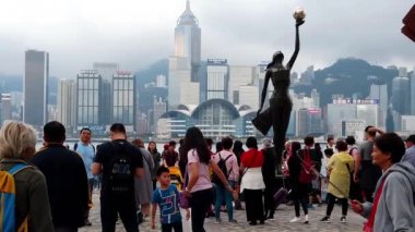 Hong Kong, Çin, 22 Mart 2019: yavaş hareket, Avenue yıldız turist ziyaret. Yıldız Avenue Hong Kong Victoria Limanı bulunmaktadır. Ve 2019 yılında yeniden aç