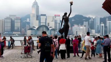 Hong Kong, Çin, 22 Mart 2019: yavaş hareket, Avenue yıldız turist ziyaret. Yıldız Avenue Hong Kong Victoria Limanı bulunmaktadır. Ve 2019 yılında yeniden aç