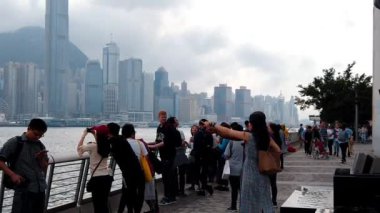 Hong Kong, Çin, 22 Mart 2019: yavaş hareket, Avenue yıldız turist ziyaret. Yıldız Avenue Hong Kong Victoria Limanı bulunmaktadır. Ve 2019 yılında yeniden aç