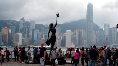 Hong Kong, Çin, 22 Mart 2019: yavaş hareket, Avenue yıldız turist ziyaret. Yıldız Avenue Hong Kong Victoria Limanı bulunmaktadır. Ve 2019 yılında yeniden aç