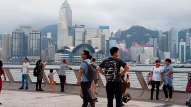 Hong Kong, Çin, 22 Mart 2019: yavaş hareket, Avenue yıldız turist ziyaret. Yıldız Avenue Hong Kong Victoria Limanı bulunmaktadır. Ve 2019 yılında yeniden aç