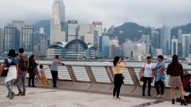 Hong Kong, Çin, 22 Mart 2019: yavaş hareket, Avenue yıldız turist ziyaret. Yıldız Avenue Hong Kong Victoria Limanı bulunmaktadır. Ve 2019 yılında yeniden aç