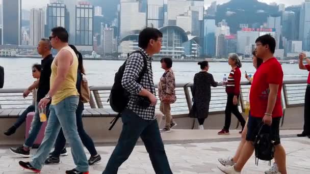 Hong Kong, Kina, 22 mars 2019: Slow Motion av turister som besöker avenyn med stjärnorna. Avenue of Stars ligger längs Victoria hamnen i Hong Kong. Och öppna 2019 — Stockvideo