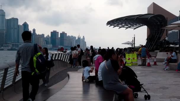 Hong kong, china, 22. März 2019: Zeitlupe von Touristen, die die Allee der Sterne besuchen. Die Allee der Sterne befindet sich entlang des Viktoria-Hafens in Hongkong. Wiedereröffnung 2019 — Stockvideo