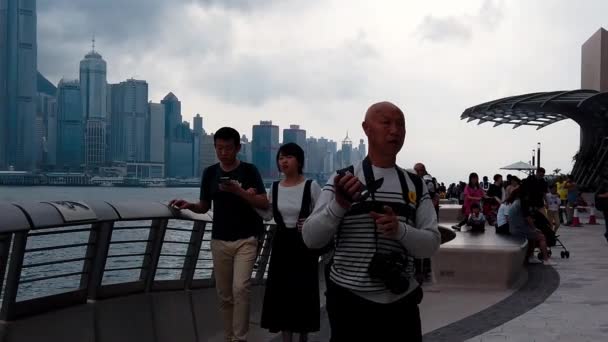 Hong Kong, Čína, 22 března 2019: pomalý pohyb turistů navštíví Avenue hvězd. Avenue of Stars se nachází u přístavu Victoria v Hong Kongu. A znovu v roce 2019 — Stock video