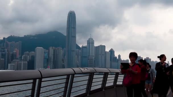 Hong Kong, Čína, 22 března 2019: pomalý pohyb turistů navštíví Avenue hvězd. Avenue of Stars se nachází u přístavu Victoria v Hong Kongu. A znovu v roce 2019 — Stock video