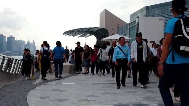 Hong Kong, Čína, 22 března 2019: pomalý pohyb turistů navštíví Avenue hvězd. Avenue of Stars se nachází u přístavu Victoria v Hong Kongu. A znovu v roce 2019 — Stock video