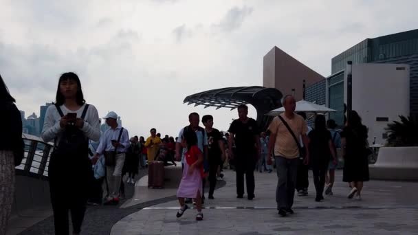 Hong Kong, Čína, 22 března 2019: pomalý pohyb turistů navštíví Avenue hvězd. Avenue of Stars se nachází u přístavu Victoria v Hong Kongu. A znovu v roce 2019 — Stock video