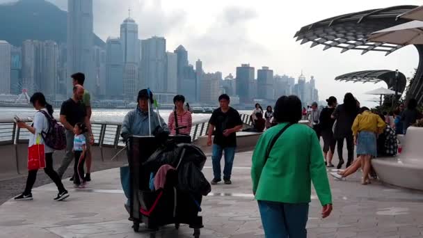 Hong Kong, Çin, 22 Mart 2019: yavaş hareket, Avenue yıldız turist ziyaret. Yıldız Avenue Hong Kong Victoria Limanı bulunmaktadır. Ve 2019 yılında yeniden aç — Stok video