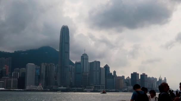 Hong Kong, Čína, 22 března 2019: pomalý pohyb turistů navštíví Avenue hvězd. Avenue of Stars se nachází u přístavu Victoria v Hong Kongu. A znovu v roce 2019 — Stock video