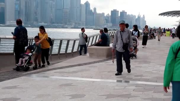 Hong Kong, Čína, 22 března 2019: pomalý pohyb turistů navštíví Avenue hvězd. Avenue of Stars se nachází u přístavu Victoria v Hong Kongu. A znovu v roce 2019 — Stock video