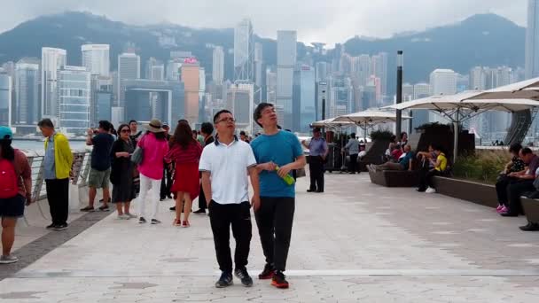 Hong Kong, Čína, 22 března 2019: pomalý pohyb turistů navštíví Avenue hvězd. Avenue of Stars se nachází u přístavu Victoria v Hong Kongu. A znovu v roce 2019 — Stock video