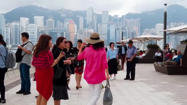 Hong kong, china, 22. März 2019: Zeitlupe von Touristen, die die Allee der Sterne besuchen. Die Allee der Sterne befindet sich entlang des Viktoria-Hafens in Hongkong. Wiedereröffnung 2019 — Stockvideo