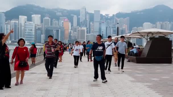 Χονγκ Κονγκ, Κίνα, 22 Μαρτίου, 2019: αργή κίνηση από τους τουρίστες που επισκέπτονται την λεωφόρο των αστεριών. Την λεωφόρο των αστέρων βρίσκεται κατά μήκος του λιμανιού Victoria στο Χονγκ Κονγκ. Και ξανά το 2019 — Αρχείο Βίντεο
