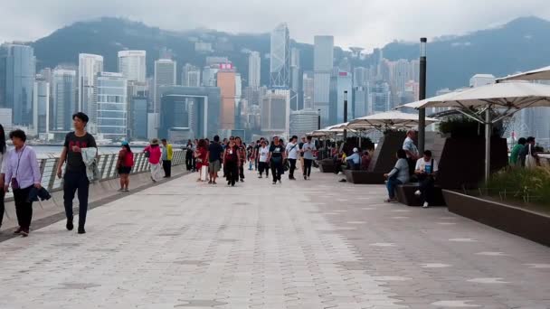 Hong Kong, Čína, 22 března 2019: pomalý pohyb turistů navštíví Avenue hvězd. Avenue of Stars se nachází u přístavu Victoria v Hong Kongu. A znovu v roce 2019 — Stock video