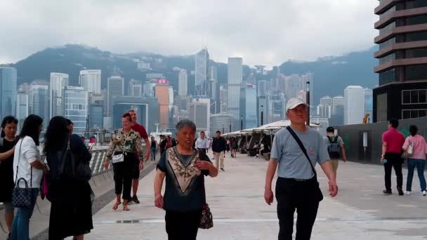 Hong Kong, Čína, 22 března 2019: pomalý pohyb turistů navštíví Avenue hvězd. Avenue of Stars se nachází u přístavu Victoria v Hong Kongu. A znovu v roce 2019 — Stock video